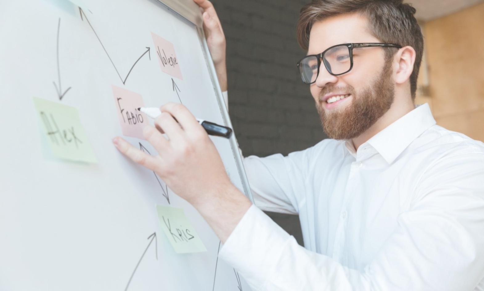 Personne travaillant sur un ordinateur avec des graphiques financiers affichés à l'écran