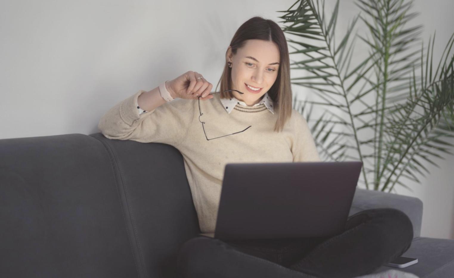 Personne consultant des graphiques financiers